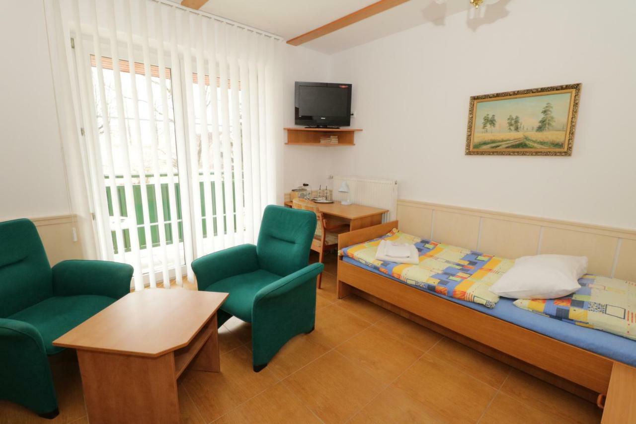 Penzion Hurka Hotel Dolni Libchavy Exterior photo